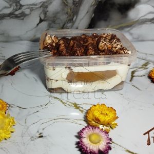 تیرامیسو کلاسیک دست‌ساز treats در ظرف شفاف و مینیمال با لایه‌های لیدی‌فینگر و خامه
