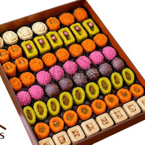 سینی خرما و حلوا بوتیکی treats با چیدمان لوکس و مجلسی
