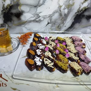 سینی خرما مجلسی پیارم treats با چیدمان لوکس و مغزهای گردو، بادام، پسته و قیصی