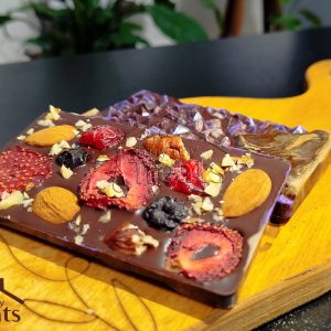 شکلات تبلتی دست‌ساز treats با تزیین آجیل و میوه خشک در بسته‌بندی مینیمال و شیک