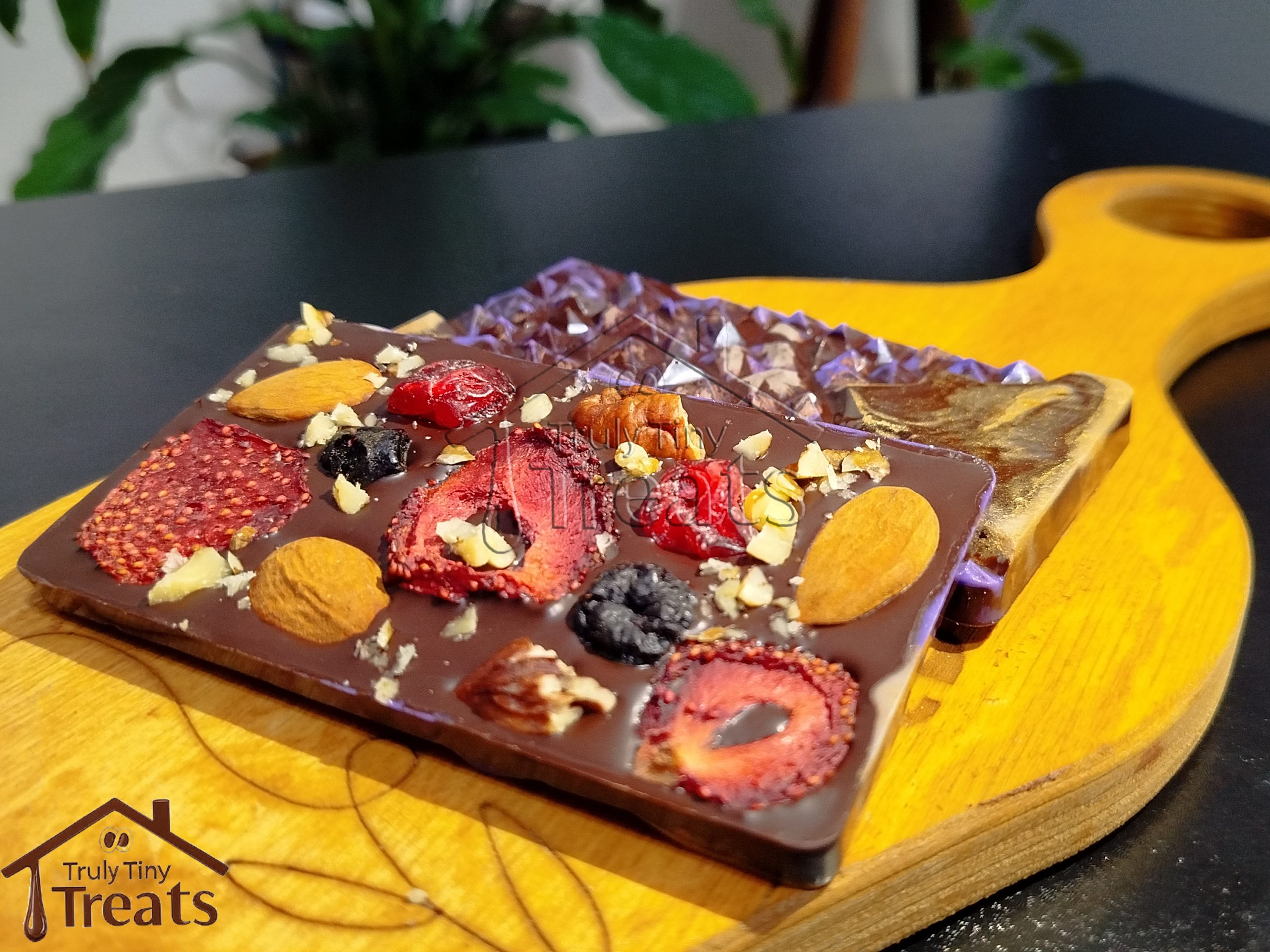 شکلات تبلتی دست‌ساز treats با تزیین آجیل و میوه خشک در بسته‌بندی مینیمال و شیک